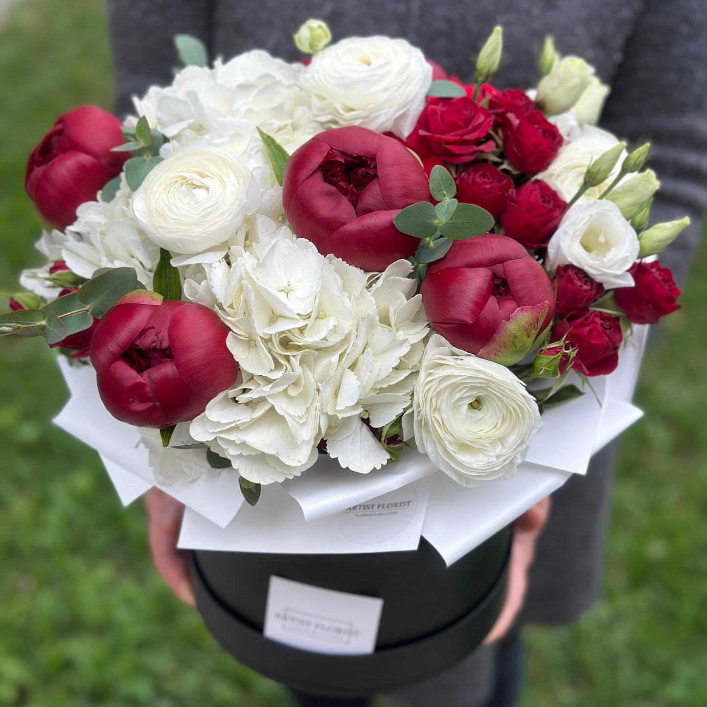 Midnight Velvet Hat Box – Burgundy Peony Luxury Arrangement