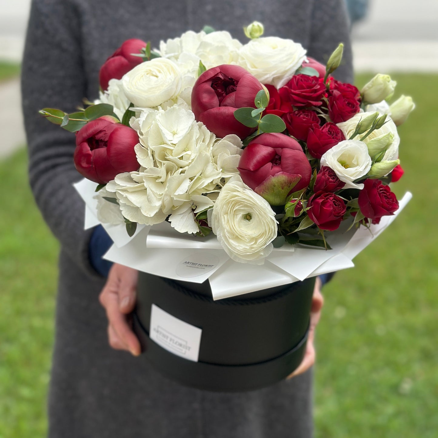 Midnight Velvet Hat Box – Burgundy Peony Luxury Arrangement