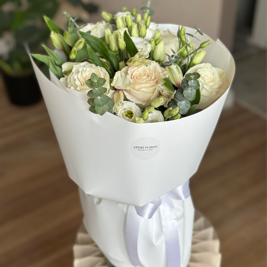 Cristal Moon- Elegant Bouquet with Roses, Lisianthus & Eucalyptus
